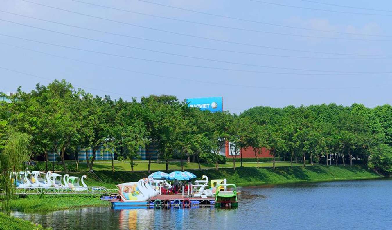 Chèo thuyền, đạp vịt tại công viên Yên Sở