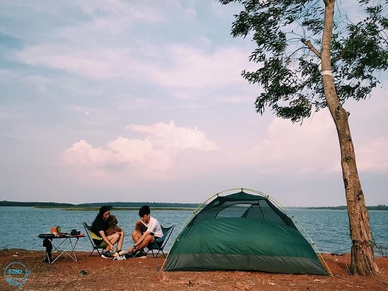 Lựa chọn địa điểm cắm trại phù hợp khi đến Hồ Trị An