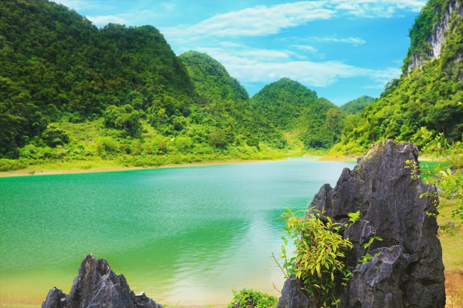 Sắc nước xanh như ngọc của hồ Thang Hen.